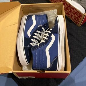 Vans sneaker worn once very new